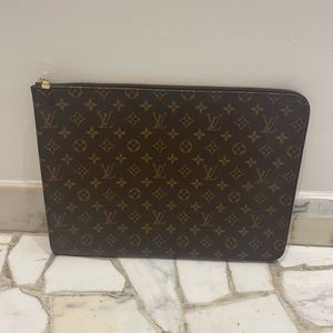 Authentic vintage NEVER USED LV document holder/ laptop bag in brown monogram.